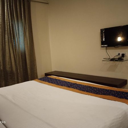 Redfox Hotel- Aminjikarai Madras Buitenkant foto